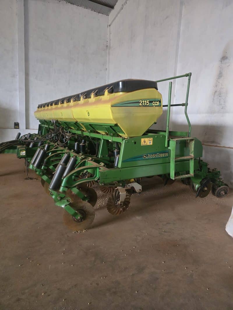 John Deere 2115