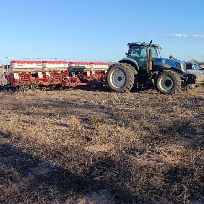 Tractor New Holland T7060 con Plantadora