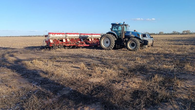 Tractor New Holland T7060 con Plantadora